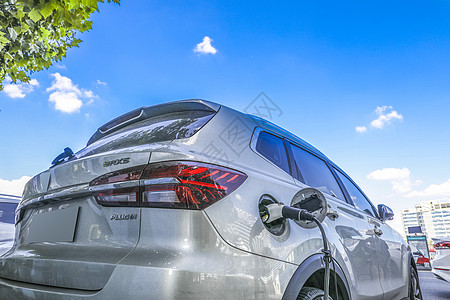 积碳新能源汽车充电站充电的电动汽车背景
