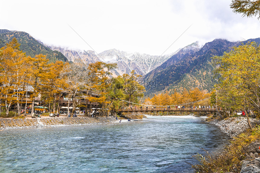 日本上高地地标风景河童桥的秋天高清图片下载 正版图片 摄图网