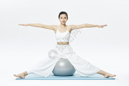 年轻女性瑜伽球瑜伽图片