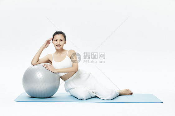 年轻女性瑜伽运动休息图片