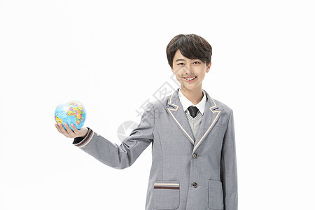 手捧地球仪的男孩背景图片