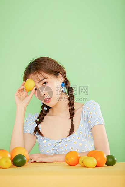 手拿柠檬的夏日氧气少女图片