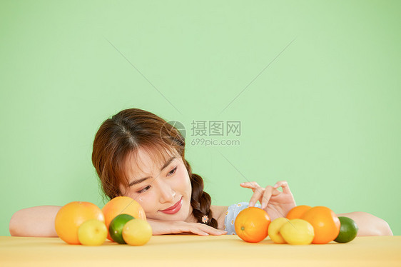 夏日氧气少女与水果图片