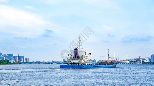黄浦江上的货船背景图片