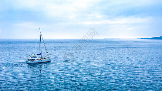 海天空海洋中的孤帆背景