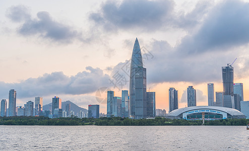 夕阳下深圳湾建筑群背景图片