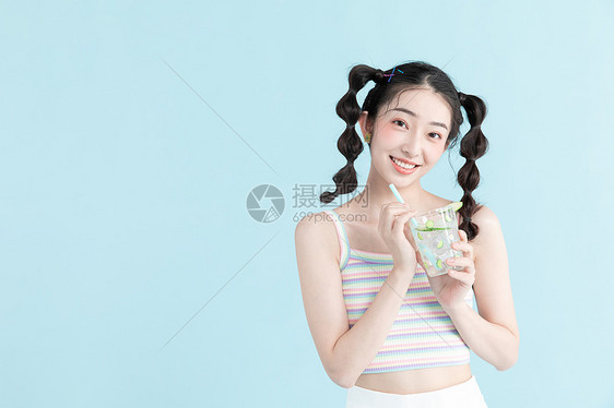 甜美女孩喝夏日饮品图片