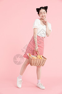 可爱甜美少女手提野餐篮背景图片
