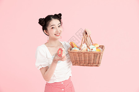 可爱甜美少女手提野餐篮背景图片