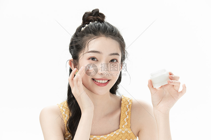 女性护肤涂抹面霜图片