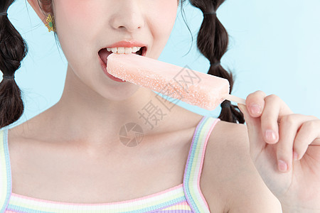 吃冰棒的甜美女孩背景图片