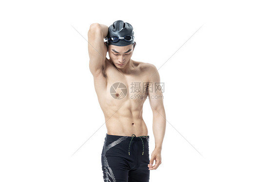 青年男性游泳运动员肌肉展示图片