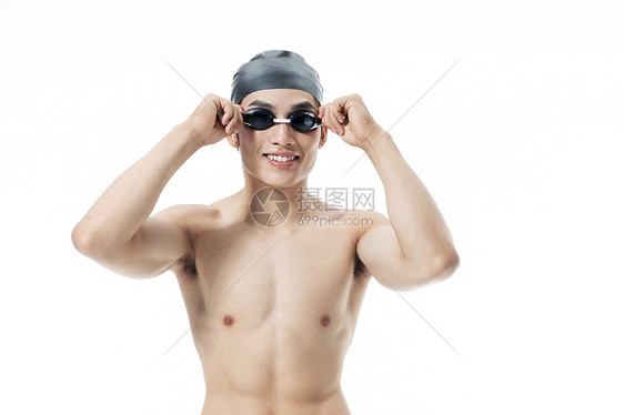 青年游泳运动员带游泳眼镜图片