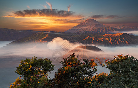 火山口冒烟格尔赛梅鲁国家公园风景背景