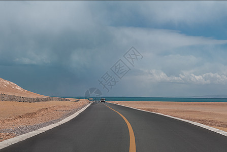 藏区公路自驾路面风景图片