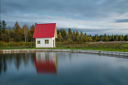 红顶房子田园风景图片