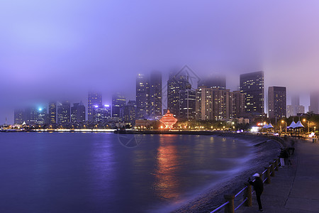 青岛海滨城市雾气中夜景高清图片