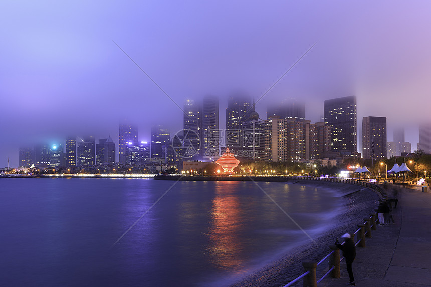 青岛海滨城市雾气中夜景图片