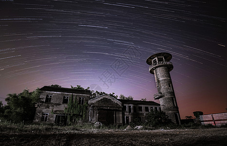 夜晚神秘的城堡房屋与夜空的星空图片