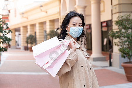 戴口罩购物的青年女性图片