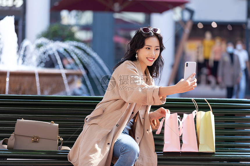 坐在椅子上自拍的青年女性图片