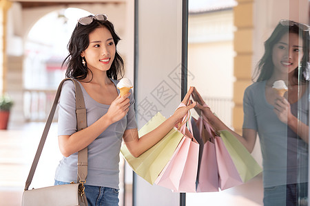 女神节快乐吃冰淇淋逛街的女性背景