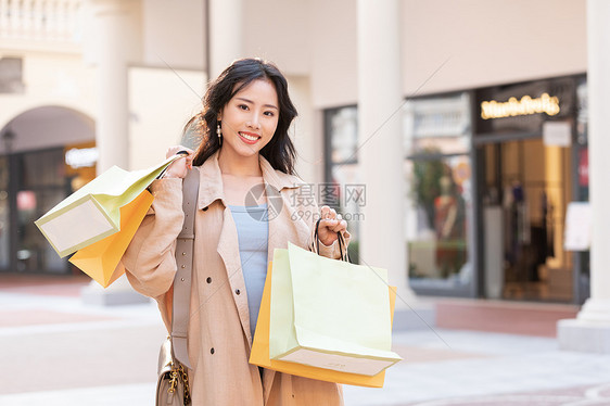 女性商场欢快购物图片