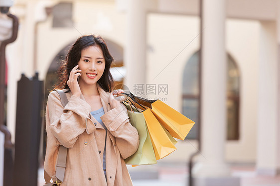 女性商场购物打电话图片