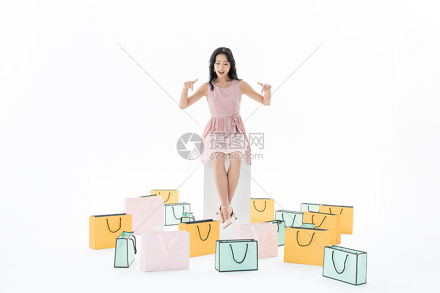 购物女性与购物袋图片