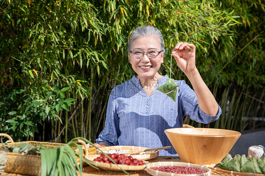 端午节奶奶户外包粽子图片