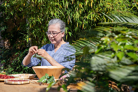 端午节奶奶户外包粽子图片