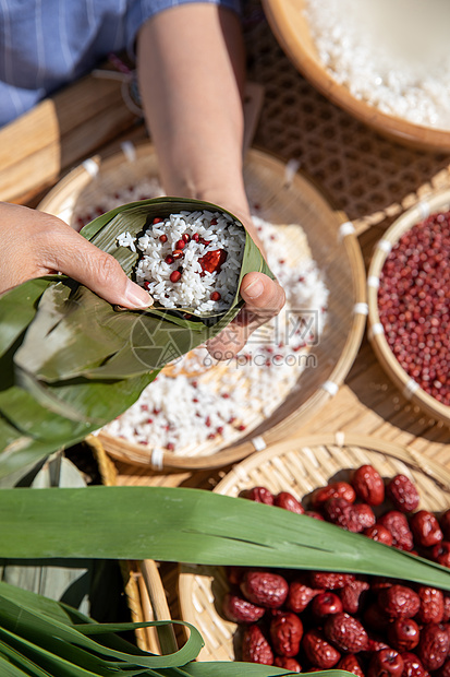 ‘~端午节奶奶户外包粽子特写  ~’ 的图片