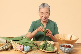 端午节奶奶包粽子图片