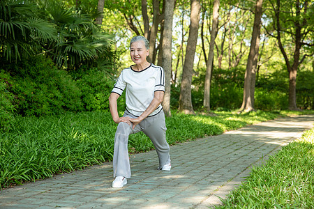 运动女性听歌老年女性户外压腿背景