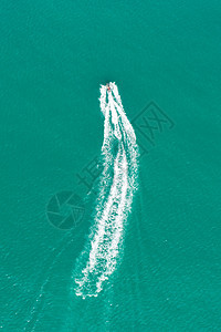 海上飞驰的摩托艇背景图片