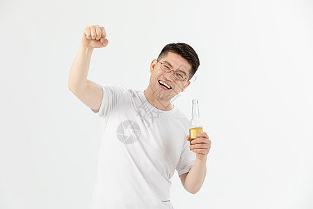 青年男性拿啤酒瓶加油庆祝背景图片
