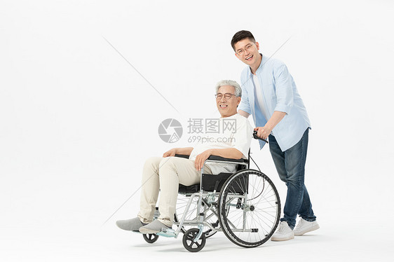 儿子推老年父亲坐轮椅图片
