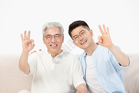 中老年居家父子陪伴ok手势图片