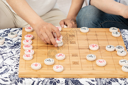 父子下棋中老年父子下象棋细节特写背景