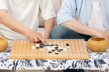 中老年父子下五子棋局部细节图片