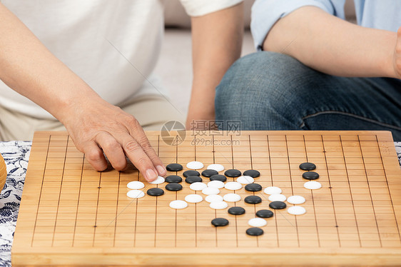 中老年父子下五子棋局部细节图片