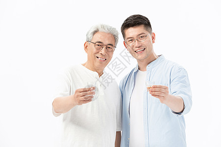 中老年父子喝白酒干杯背景图片