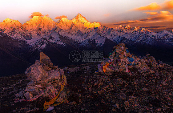 贡嘎雪山日照金山图片