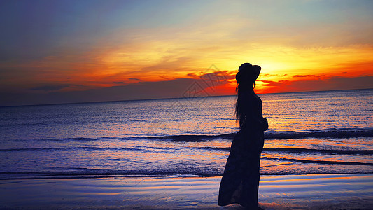 大海落日少女人像观赏日落背影图片