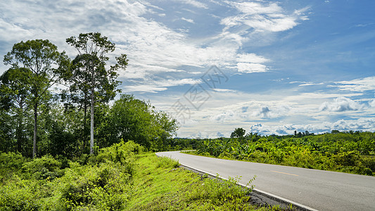 旅途中前行道路图片