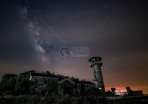 夜晚星空银河与古老的建筑房屋图片