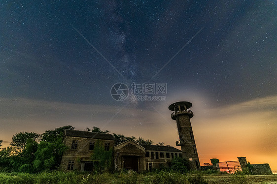 夜晚星空银河与古老的建筑房屋图片