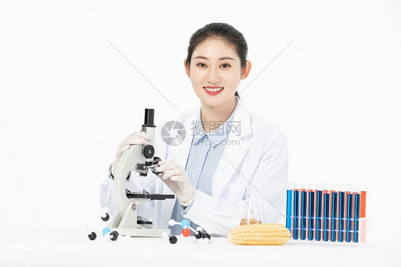 女性生物学家研究转基因食物图片