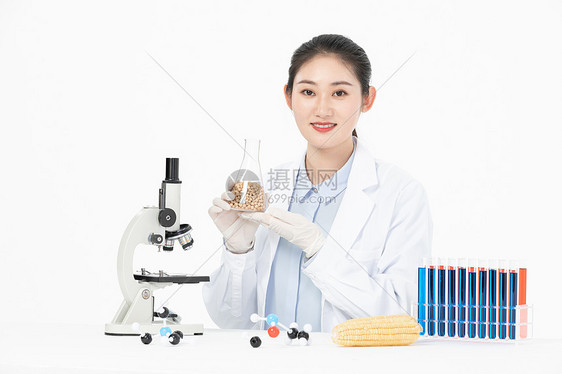 女性生物学家研究转基因食物图片