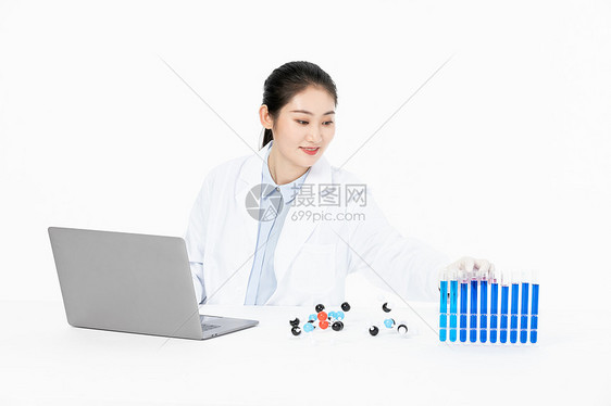 女性科研人员研究化学分子结构图片